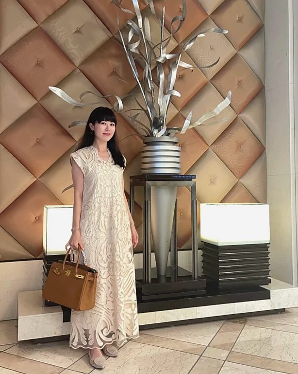 ←「似合わせ」を叶えるスタイリスト イエベ春×顔タイプエレガントのコーデ解説🪄 大きめレースのデザインは 顔タイプエレガントさんにおすすめ♡ 大人タイプ×イエベには ベージュ〜アイボリーが上品にまとまります◎ ▫️お似合いのタイプ ・パーソナルカラー：イエベ春 ・顔タイプ：エレガント ・骨格：ウェーブ ぜひ参考にしてみてください！ ーーーーーーーーーーーーーーー 「似合う」が分かれば、着たい服も自由自在！ 「自分らしく輝ける」個性を活かしたイメージコンサルティング 「似合う×なりたい」であなたの魅力を最大限に引き出す カラー・ファッション・メイクをトータルでご提案します。 【 Fashionstylepro 東京・渋谷 】 ・16タイプパーソナルカラー診断 ・顔タイプ診断 ・骨格診断（3タイプ＋7タイプ） ・顔分析メイクレッスン ・ショッピング同行 ・ウエディングアドバイス <保有資格> ・色彩検定１級 ・CSCAカラースタイル検定１級 ・色彩技能パーソナルカラー検定（モジュール1.2.3） ・顔タイプアドバイザー1級 ・顔タイプウエディングアドバイザー ・骨格診断アドバイザー１級 ・7タイプ骨格診断士 ・メイクアップアドバイザー ⏬メニュー詳細・お申込み・お問合せは プロフィールURLの各ページへ @fashionstylepro ーーーーーーーーーーーーーーー #イメージコンサルタント東京 #パーソナルカラー東京 #骨格診断東京 #顔タイプ診断東京 #メイクレッスン東京