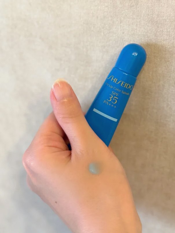 UVリップカラー 〈クリアブルー〉 ・SPF・UVカットで紫外線から唇を守る ・透明感のある発色で、口紅やティントの色を邪魔しにくい ・べたつきにくく、軽い使い心地 ・保湿感があり、乾燥しにくい 透明感のある色が欲しくて「クリアブルー」を選びました💙 マスクをしていても使いやすく、この夏大活躍しそうです。 いろいろなUVリップを試してきましたが、これはかなりお気に入り◎ 他にもレッド、ピンク、オレンジの血色カラーも展開しています♪ UVリップをお探しの方はぜひチェックしてみてください ーーーーーーーーーーーーーーー 「似合う」が分かれば、着たい服も自由自在！ 「私らしく輝ける」個性を活かしたイメージコンサルティング 「似合う×なりたい」であなたの魅力を最大限に引き出す カラー・ファッション・スタイルをトータルでご提案します。 ・16タイプパーソナルカラー ・顔タイプ診断 ・骨格診断（3タイプ＋7タイプ） ・顔分析メイクレッスン ・ショッピング同行 ・ウエディングアドバイス ・東京渋谷 <保有資格> ・色彩検定１級 ・ラピスアカデミー/CSCAカラースタイル検定１級 ・色彩技能パーソナルカラー検定（モジュール1.2.3） ・顔タイプアドバイザー1級 ・顔タイプウエディングアドバイザー ・骨格診断アドバイザー１級 ・7タイプ骨格診断士 ・メイクアップアドバイザー ⏬メニュー詳細・お申込み・お問合せは プロフィールURL各ページへ @fashionstylepro ーーーーーーーーーーーーーーー #UVリップ #メイクレッスン #メイクレッスン東京 #パーソナルカラー東京 #骨格診断東京