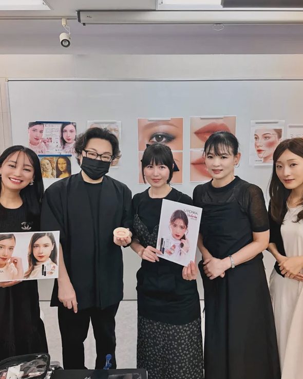 UTOWA メイクセミナー 「Vacherin（ヴァシュラン）」へ✨ Fashionstyleproスタッフ一同と、 ルミエール弥生さんと一緒に♡ 講師はUTOWA 橋本安弘氏 2026年秋冬コレクション「Vacherin」は、 フランスの伝統菓子からインスピレーションを受けたコレクション。 溶けゆく色彩のレイヤーと異なる質感の重なり。 秋冬らしい深みの中にも、柔らかさやニュアンスを感じるメイクが印象的でした。 UTOWAは、シュウ ウエムラから生まれたブランドとして プロの現場に寄り添いながら、最新のメイク技術や新商品の魅力、アイテムを活かした使い方などを学べる機会を定期的に提供してくださっています✨ サロンに寄り添った価格帯や商品展開で、お客様におすすめしやすいコスメを揃えているところもUTOWAの魅力のひとつ。 Fashionstyleproでも、診断で「似合う」を知っていただくだけではなく、メイクやコスメを通してその魅力をさらに引き出せるように。 これからも新しい知識や感性を取り入れながら、皆さまにより素敵なご提案ができるよう、学びを重ねていきます✨ ーーーーーーーーーーーーーーー 「似合う」が分かれば着たい服も自由自在！ 「私らしく輝ける」自身の個性を活かしたイメージコンサルティング 「似合う×なりたい」であなたの魅力を最大限に活かした カラー・ファッション・スタイルをトータルでご提案します。 ・16タイプパーソナルカラー ・顔タイプ診断 ・骨格診断（3タイプ＋7タイプ） ・顔分析メイクレッスン ・ショッピング同行 ・ウエディングアドバイス ・東京・渋谷 <保有資格> ・色彩検定１級 ・ラピスアカデミー/CSCAカラースタイル検定１級 ・色彩技能パーソナルカラー検定（モジュール1.2.3） ・顔タイプアドバイザー1級 ・顔タイプウエディングアドバイザー ・骨格診断アドバイザー１級 ・7タイプ骨格診断士 ・メイクアップアドバイザー ⏬メニュー詳細・お申込み・お問合せは プロフィールURL各ページへ @fashionstylepro ーーーーーーーーーーーーーーー #utowa #パーソナルカラー東京 #メイクレッスン東京 #顔タイプ診断 #骨格診断東京