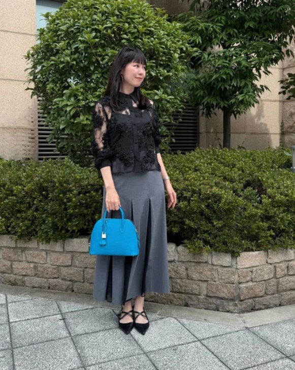 ←「似合わせ」を叶えるスタイリスト 差し色ブルーで涼しげに🩵 ▫️お似合いのタイプ ・パーソナルカラー：ブルベ冬 ・顔タイプ：エレガント ・骨格：ウェーブ ぜひ参考にしてくださいね！ ーーーーーーーーーーーーーーー 「似合う」が分かれば、着たい服も自由自在！ 「私らしく輝ける」個性を活かしたイメージコンサルティング 「似合う×なりたい」であなたの魅力を最大限に引き出す カラー・ファッション・メイクをトータルでご提案します。 【 Fashionstylepro 東京渋谷 】 ・16タイプパーソナルカラー ・顔タイプ診断 ・骨格診断（3タイプ＋7タイプ） ・顔分析メイクレッスン ・ショッピング同行 ・ウエディングアドバイス <保有資格> ・色彩検定１級 ・ラピスアカデミー/CSCAカラースタイル検定１級 ・色彩技能パーソナルカラー検定（モジュール1.2.3） ・顔タイプアドバイザー1級 ・顔タイプウエディングアドバイザー ・骨格診断アドバイザー１級 ・7タイプ骨格診断士 ・メイクアップアドバイザー ⏬メニュー詳細・お申込み・お問合せは プロフィールURL各ページへ @fashionstylepro ーーーーーーーーーーーーーーー #イメージコンサルタント東京 #パーソナルカラー東京 #骨格診断東京 #顔タイプ診断東京 #メイクレッスン東京